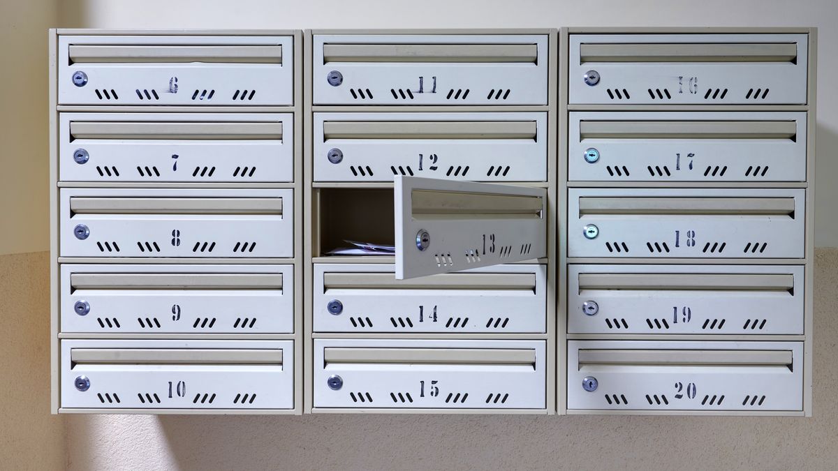 Nietypowe ogłoszenia w skrzynce na listy mogą być oszustwem 