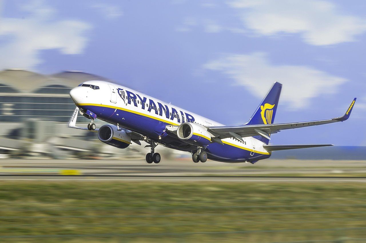 Feralny powrót samolotem Ryanair do Krakowa. Pasażerka apelowała o pomoc. Mamy odpowiedź od przewoźnika