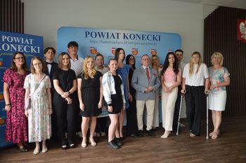 Najlepsi uczniowie szkół ponadpodstawowych powiatu koneckiego nagrodzeni. Poznaliśmy 14 laureatów