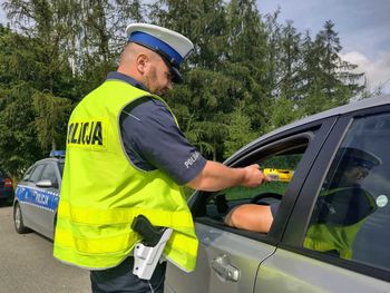 Kierowca uderzył w drzewo w centrum Polkowic. Był kompletnie pijany