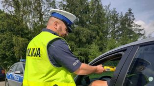 Kierowca uderzył w drzewo w centrum Polkowic. Był kompletnie pijany