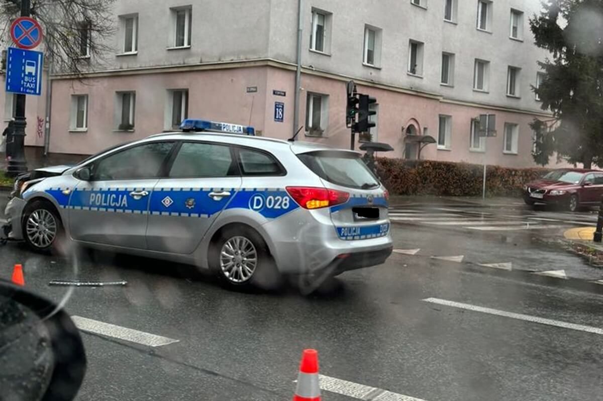 Zderzenie radiowozu z volvo na ul. Lipowej