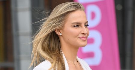 Miała sukienkę z bieliźnianą górą. W tym sezonie nie ma modniejszej