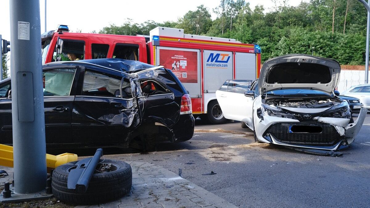 Zderzenie toyoty z oplem na rondzie im. Rotmistrza Witolda Pileckiego