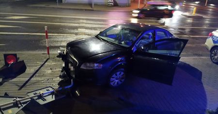 Jechał "szybko, ale bezpiecznie". Wjechał w sygnalizator i znak drogowy