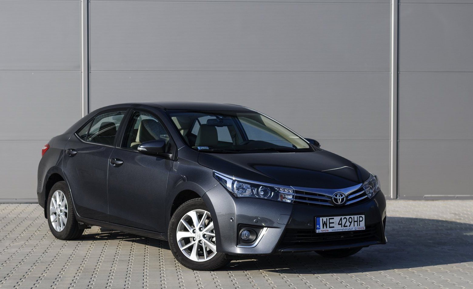 Toyota Corolla E16 to idealny przykład auta, które cię nie zawiedzie, bo spełnia kryteria JWM.