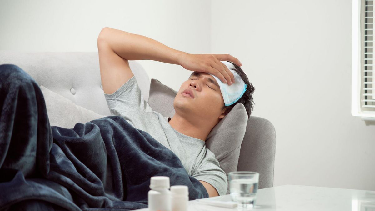 Ptasia grypa może powodować gorączkę i złe samopoczucie.