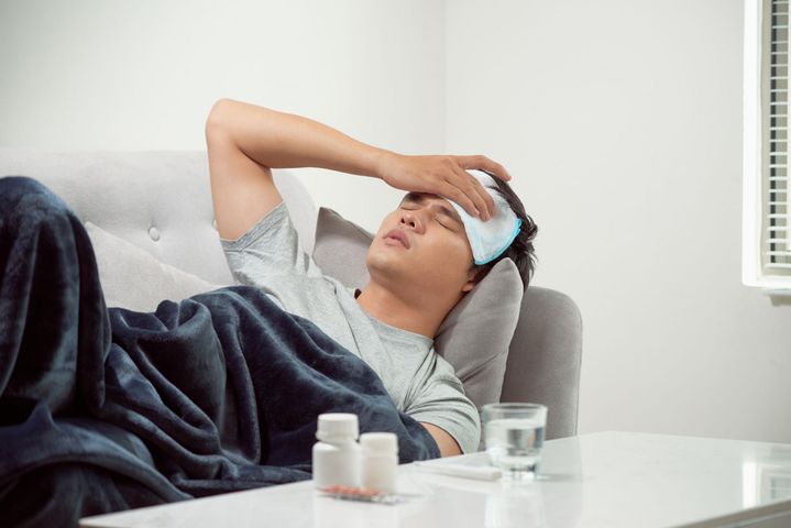Ptasia grypa może powodować gorączkę i złe samopoczucie.