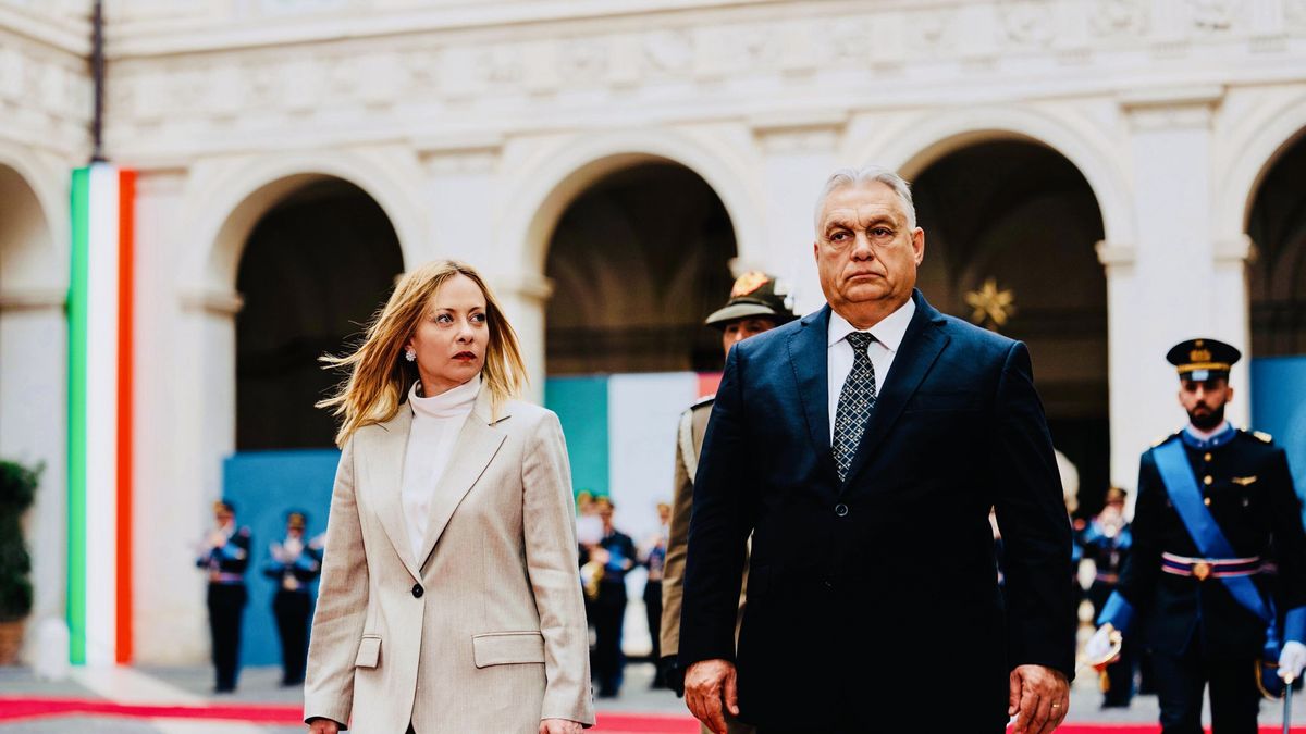 Hungarian Prime Minister Viktor Orban visits Rome
epa12486468 A handout photo made available by Chigi Palace press office shows Italian Prime Minister Giorgia Meloni (L) welcoming Hungarian Prime Minister Viktor Orban (R) during an official ceremony at the Chigi palace in Rome, Italy, 27 October 2025.  EPA/FILIPPO ATTILI / CHIGI PALACE HANDOUT    HANDOUT EDITORIAL USE ONLY/NO SALES 
Dostawca: PAP/EPA.
FILIPPO ATTILI / CHIGI PALACE HANDOUT
welcome, ceremony, visit, politicians