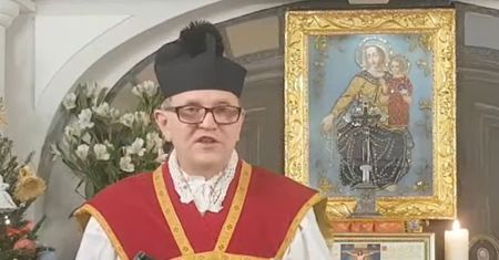 Problem z byłym księdzem. Oto jak ubrał się na prace społeczne