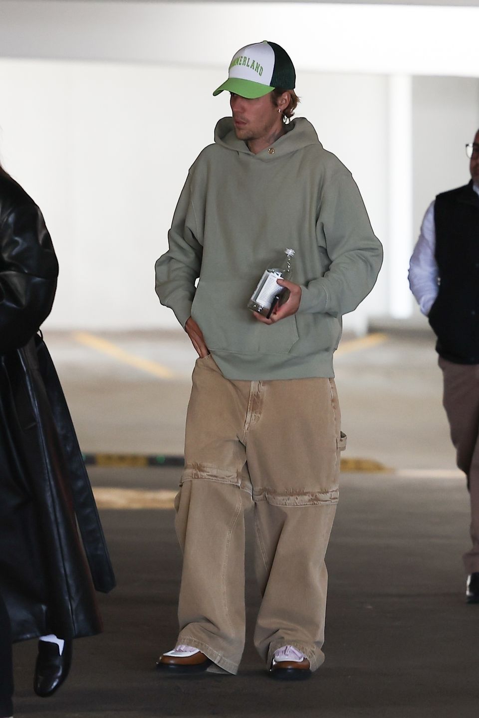 Justin Bieber i Hailey opuszczają biurowiec w Los Angeles