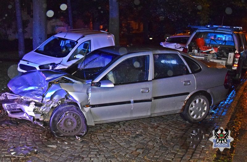 18-latek staranował samochody. Był kompletnie pijany