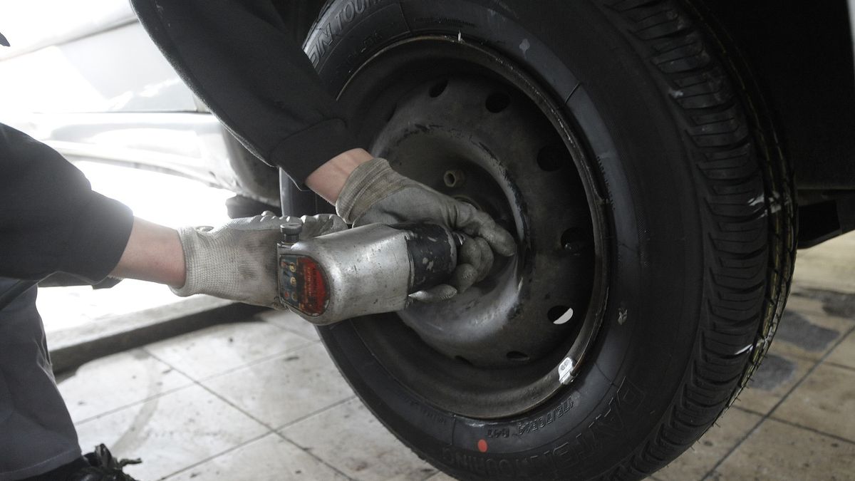 Wymiana opon na letnie? Pomimo ciepłego weekendu warto się jeszcze wstrzymać.