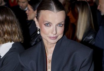 Oczarowała w błyszczącej sukni. Ale spójrzcie, co włożyła na głowę