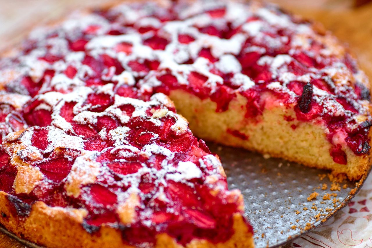 Ultimate summer dessert: fruit and almond cake with vanilla quark