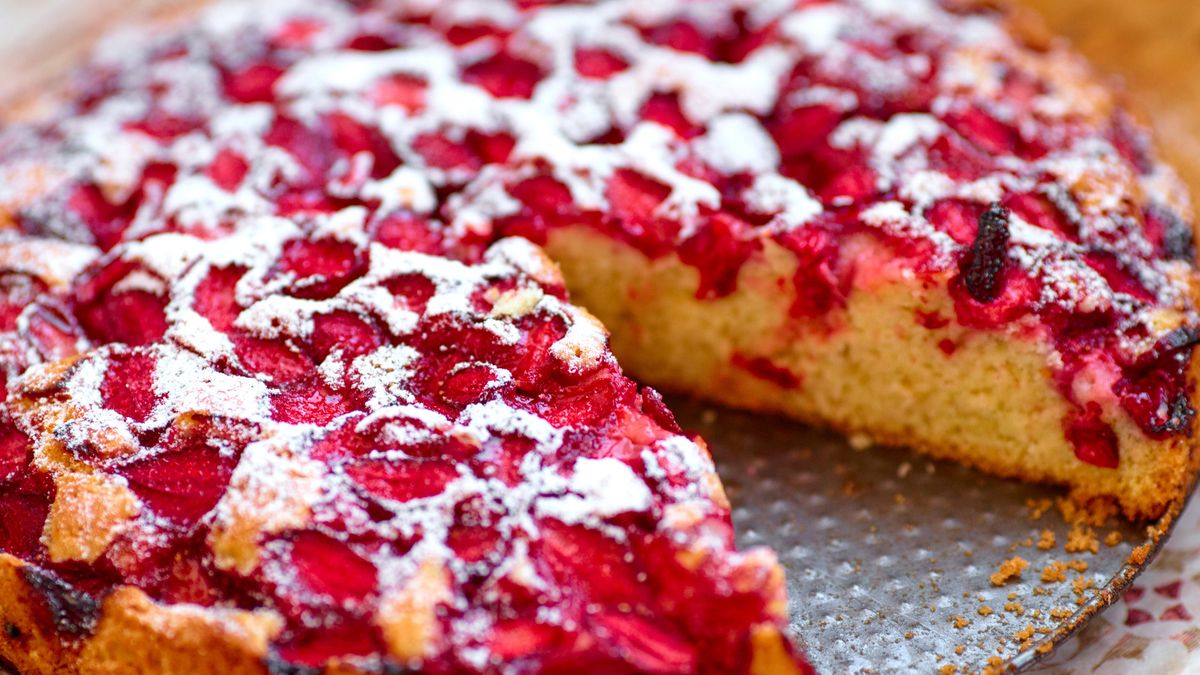 Do tego ciasta pasują wszystkie owoce sezonowe. 