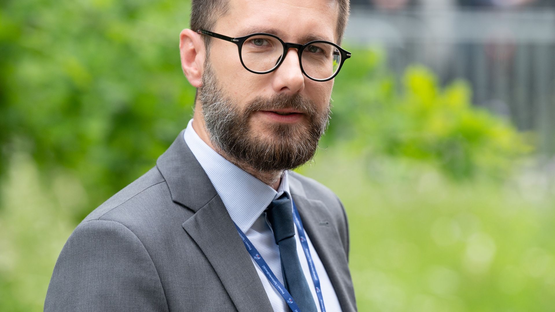 Radosław Fogiel od 2019 r. jest posłem z ramienia Prawa i Sprawiedliwości. Startuje także w obecnych wyborach parlamentarnych do Sejmu z okręgu radomskiego.