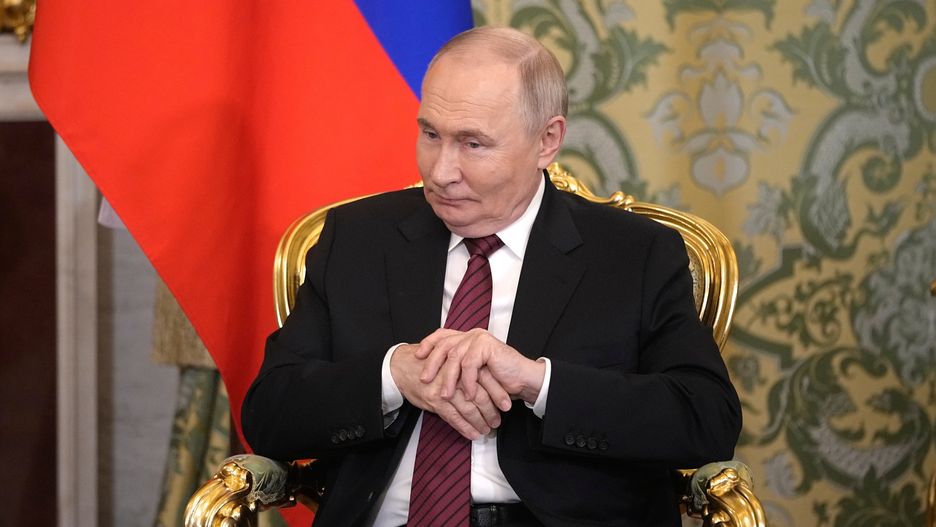 Russian President Vladimir Putin listens to Abkhazian President Badra Gunba during their meeting at the Grand Palace in the Kremlin, Moscow, Russia, 10 May 2025, during celebrations of the 80th anniversary of the Soviet Union's victory over Nazi Germany during the World War II. EPA/PAVEL BEDNYAKOV/AP POOL Dostawca: PAP/EPA.