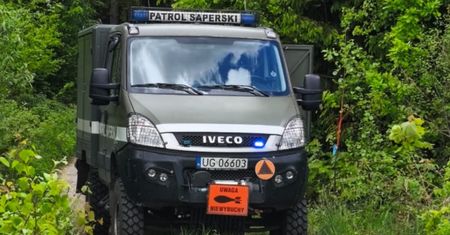 Niebezpieczne znalezisko w lesie. Na miejsce od razu wezwano służby