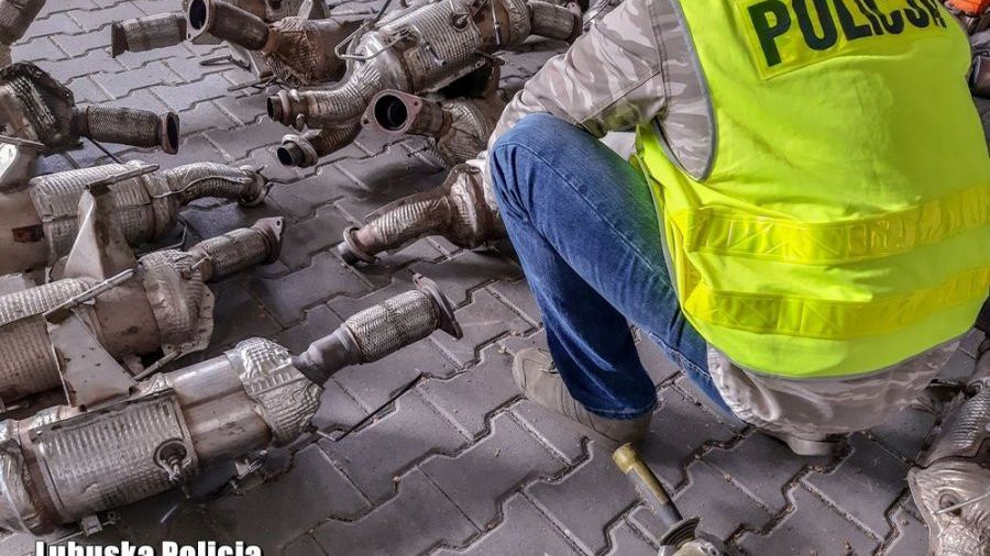 Wszystko trwa kilka minut. Złodziej odchodzi z częścią, właściciel auta zostaje z problemem