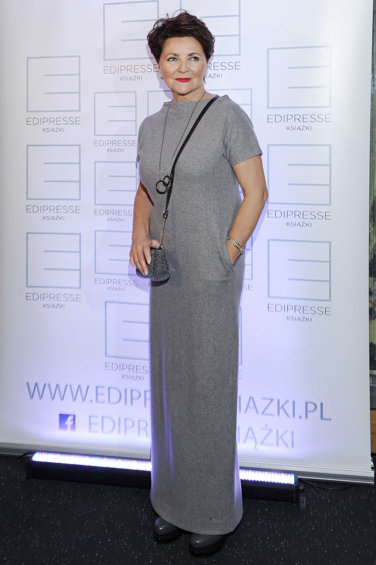 Jolanta Kwaśniewska wybrała na wyjście szarą sukienkę maxi 