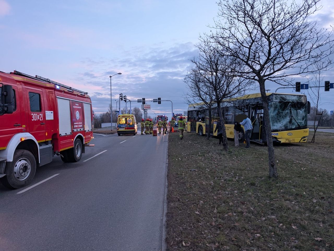 Katowice: Groźne zderzenie dwóch autobusów. Jeden z kierowców wypadł przez okno!