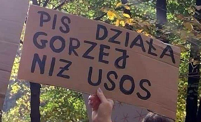 Transparenty na protestach hitem sieci