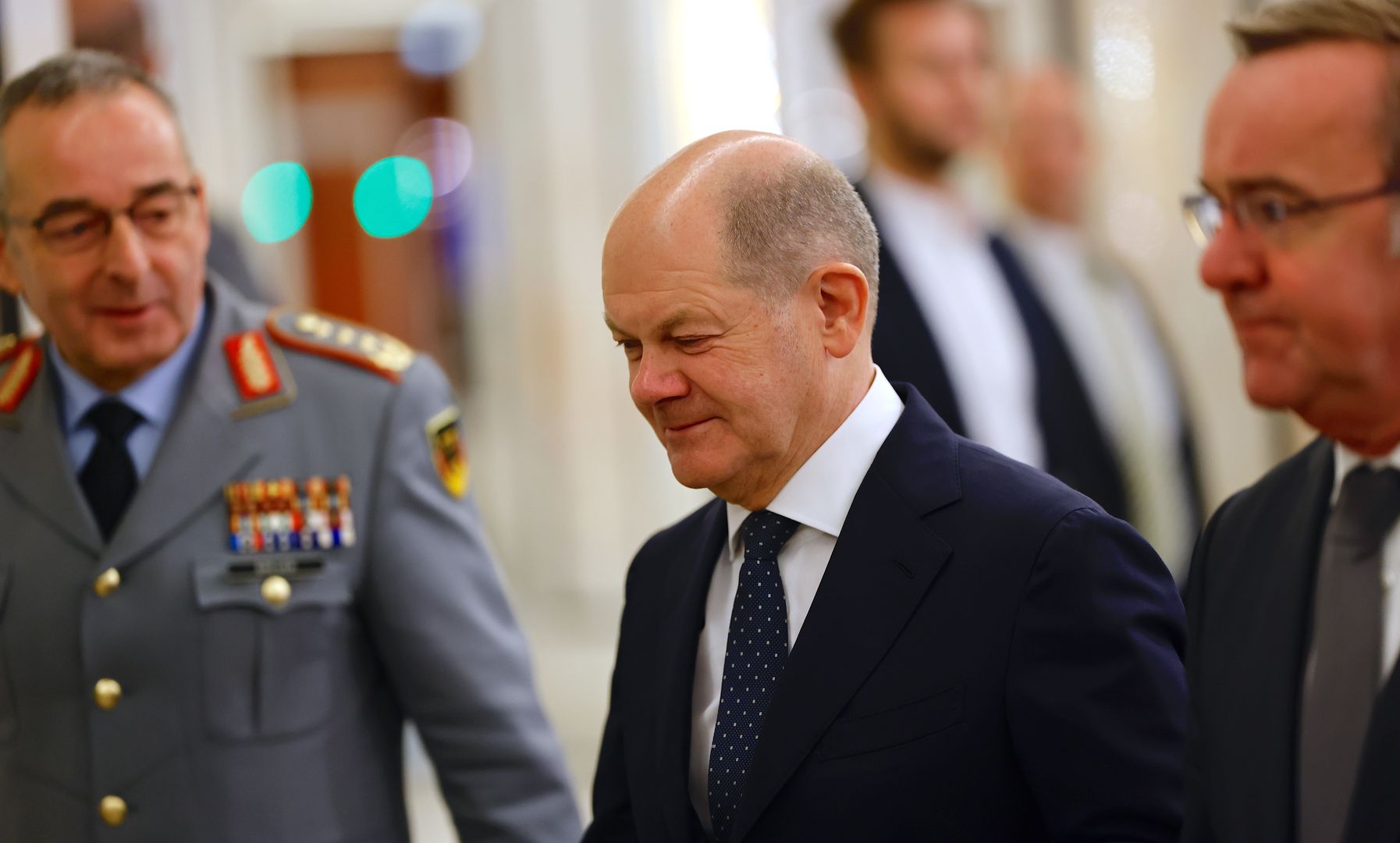 German Chancellor Olaf Scholz (C), German Defense Minister Boris Pistorius (R) and Inspector General of the Bundeswehr Carsten Breuer (L) attend the annual conference of the German Armed Forces Bundeswehr in Berlin, Germany, 10 November 2023. Once a year, the Bundeswehr Conference spends two days discussing the situation and future of the armed forces. The political and military leadership of the Bundeswehr first discusses the state and direction of the armed forces in an internal session. On the second day, external experts and representatives from politics, think tanks and society join in. EPA/HANNIBAL HANSCHKE Dostawca: PAP/EPA.