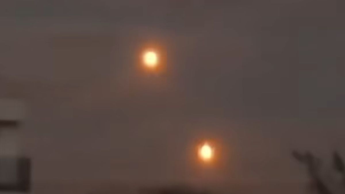 Tajemnicze kule ognia na niebie.