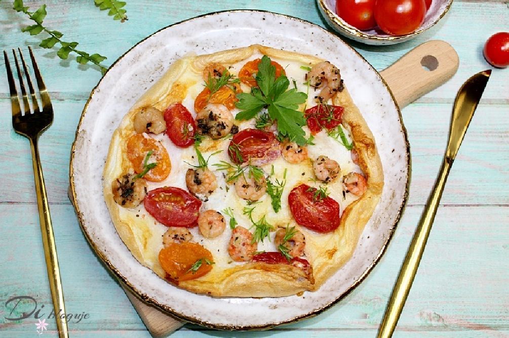 Omlet z samych białek z krewetkami i pomidorkami koktajlowymi