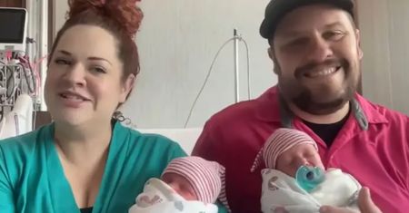 Niezwykłe bliźnięta. Rodziły się prawie w tym samym momencie, ale urodziny będą świętować oddzielnie