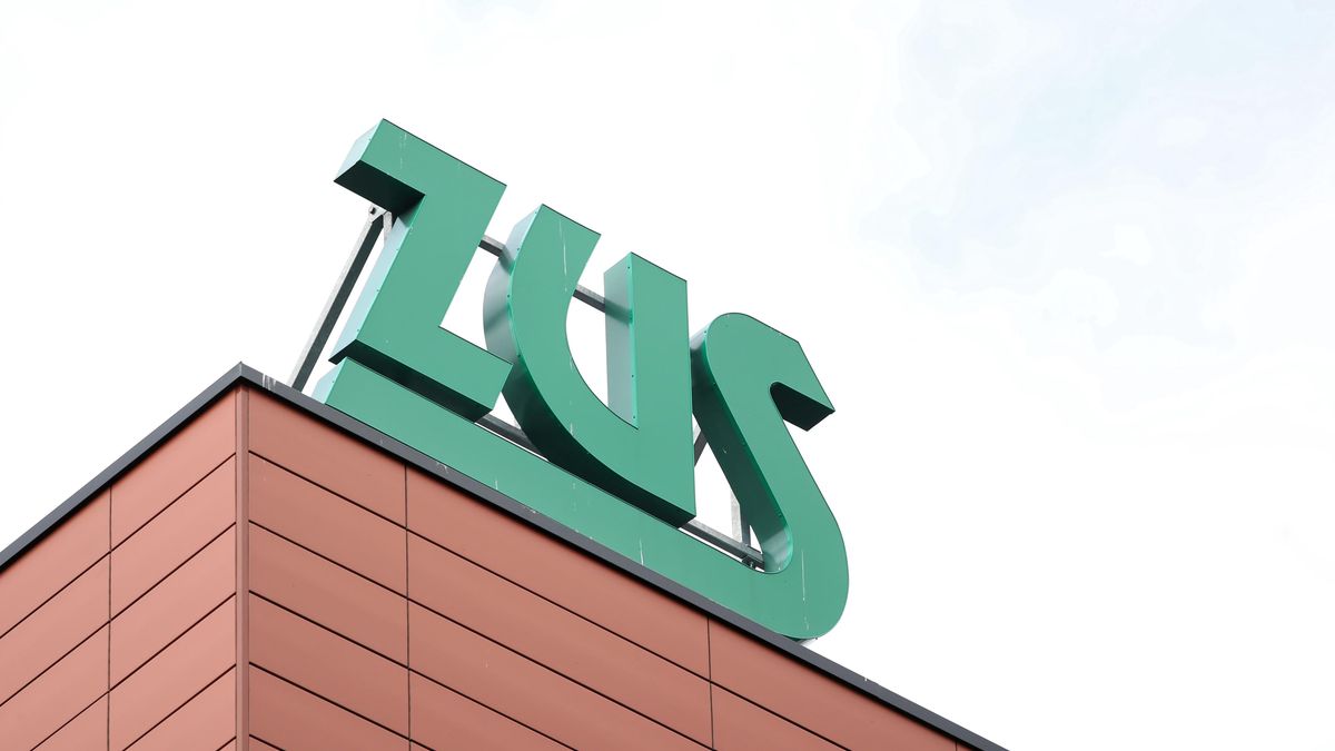 Inspektorat ZUS Praga-P�nocWarszawa, 30.03.2022. Logo Zak�adu Ubezpiecze� Spo�ecznych na budynku Inspektoratu Praga-P�noc, 30 bm. (tg/ibor) PAP/Tomasz GzellTomasz Gzellbudynek, elewacja, emerytura, emerytury, informacja, litery, logotyp, napis, oddzia�ywanie, otwarcie, pieni�dze, pieni�dzy, po remoncie, Praga P�noc, prasowa, sprawy urz�dowe, ukrai�ski, wp�yw, Zak�ad Ubezpiecze� Spo�ecznych, zasi�ek, zasi�ki