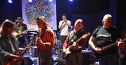 Żory: Bicie rekordu na a-MOKu Bluesowym. Brawurowo zagrali na różnych instrumentach "The Thrill Is Gone" B.B. Kinga