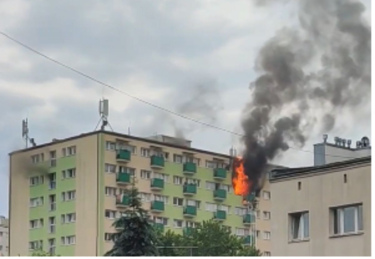 Jęzory ognia w bloku w Warszawie. Nie żyje jedna osoba