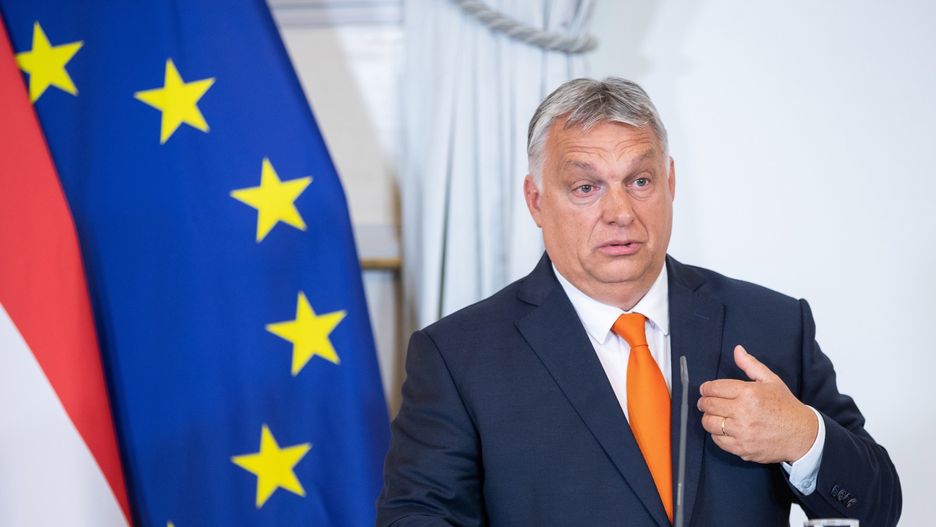 Hungarian Prime Minister Orban meets Austrian Chancellor Nehammer in Vienna
epa10095598 Hungarian Prime Minister Viktor Orban attends a joint press conference with Austrian Chancellor Nehammer after their meeting at the Austrian Chancellery in Vienna, Austria, 28 July 2022. Orban is on a one-day official visit to Austria.  EPA/MAX BRUCKER 
Dostawca: PAP/EPA.
MAX BRUCKER