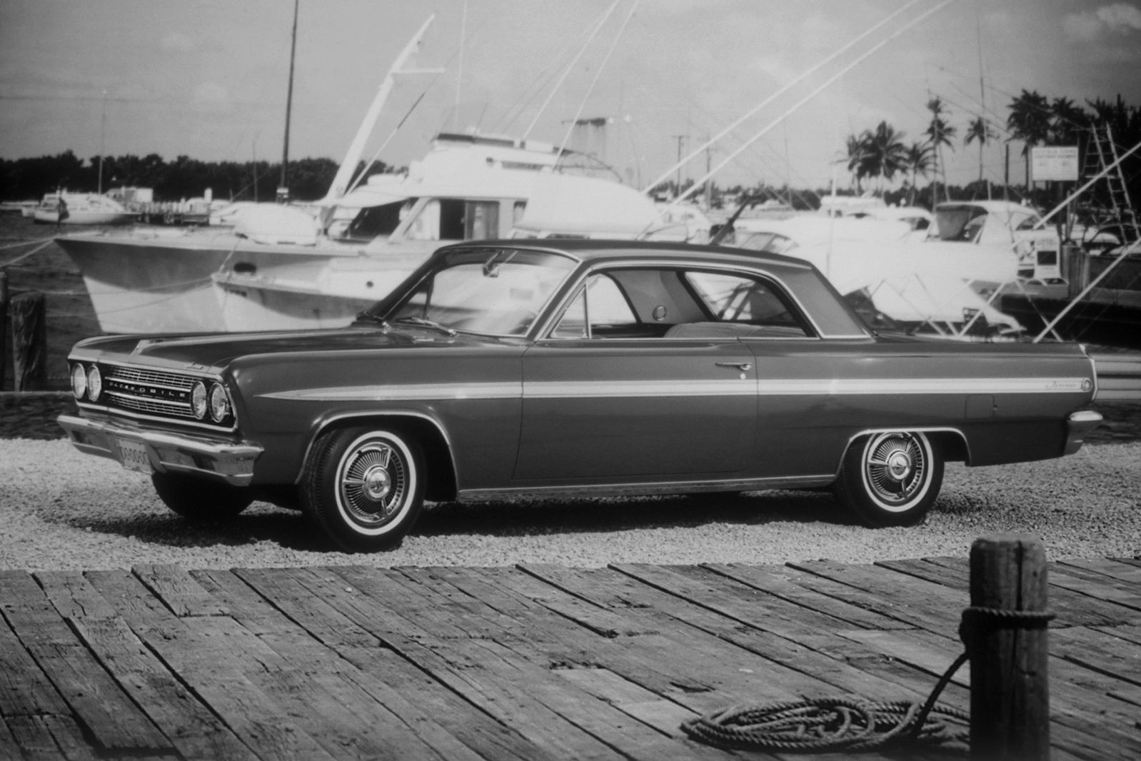 Oldsmobile Jetfire Turbo V-8 był obok Chevroleta Corvair Monza jednym z pierwszych seryjnie produkowanych aut osobowych z turbodoładowaniem.