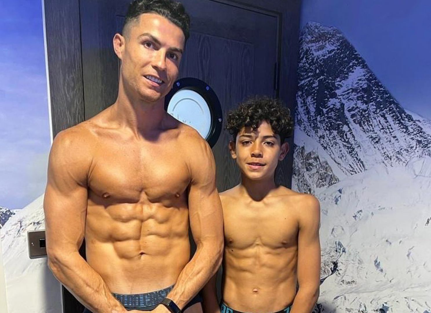 Zrobili zdjęcie bez koszulek. Imponujące mięśnie syna Ronaldo