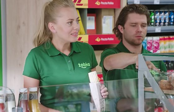 Tłumaczenia hot doga na polski i zakupy mamuni koteczka w spotach Żabki (wideo)