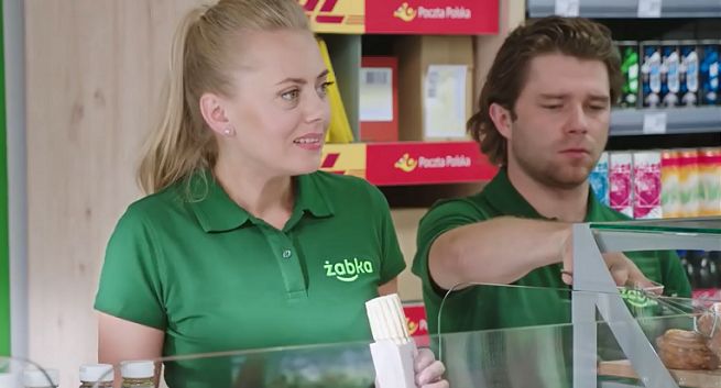 Tłumaczenia hot doga na polski i zakupy mamuni koteczka w spotach Żabki (wideo)