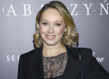 Postawiła na czarny total look. Wisienką na torcie "naga" bluzka