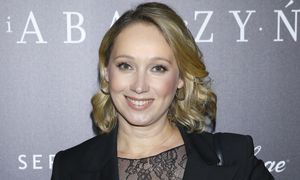 Postawiła na czarny total look. Wisienką na torcie "naga" bluzka