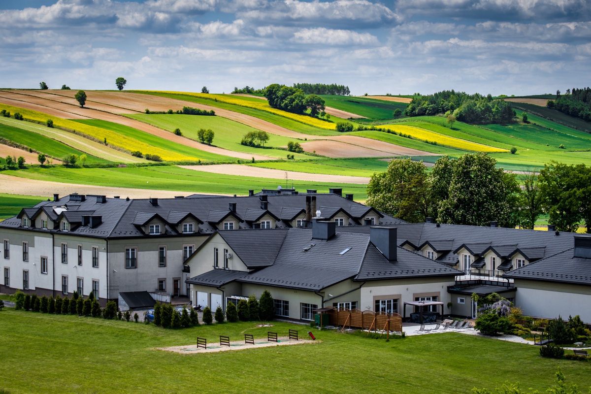 Dosłońce Resort to kameralny hotel otoczony przyrodą.