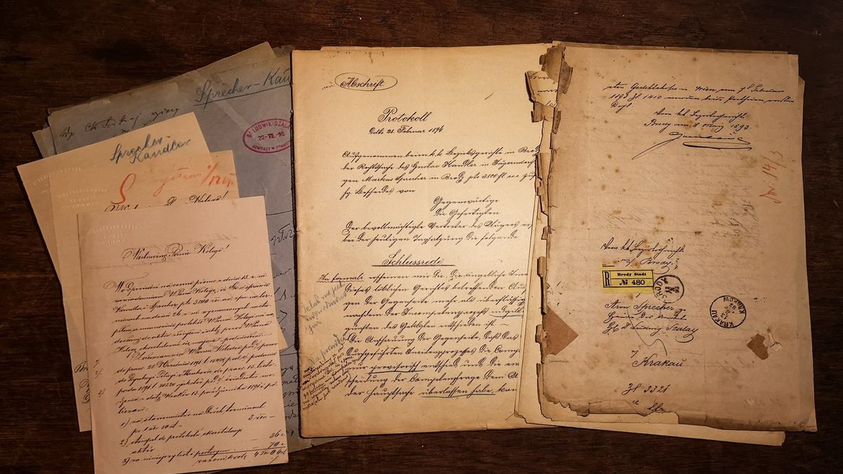 Cenne dokumenty historyczne odnalezione w krakowskim śmietniku