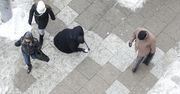 Bydgoszcz: Starsza kobieta krąży po centrum i zaczepia przechodniów
