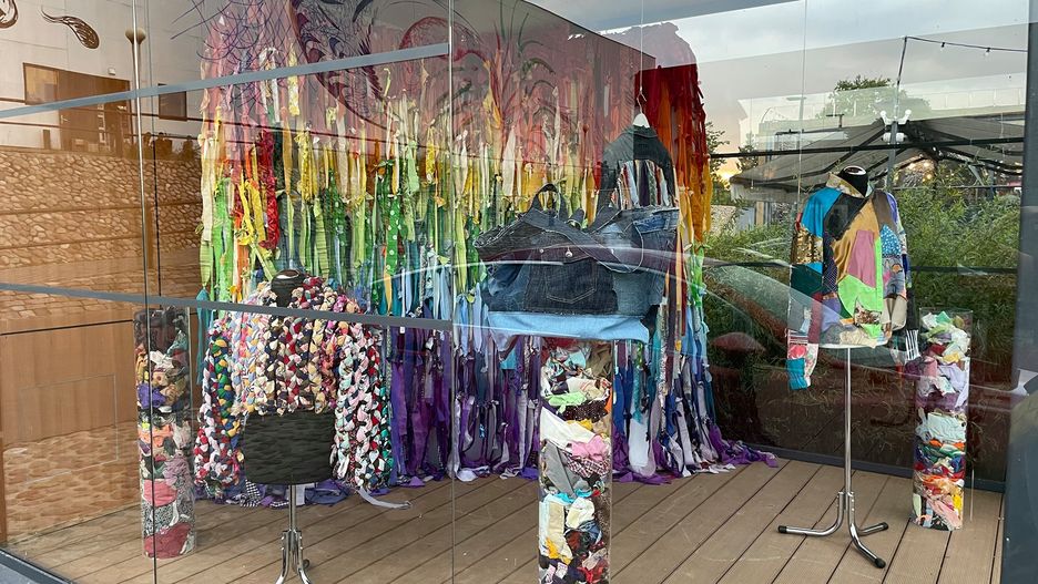 Warszawa. Ciekawa wystawa w Dzielnicy Wisła. To upcyklingowa moda według wizji projektanta Jacoba Buczynskiego