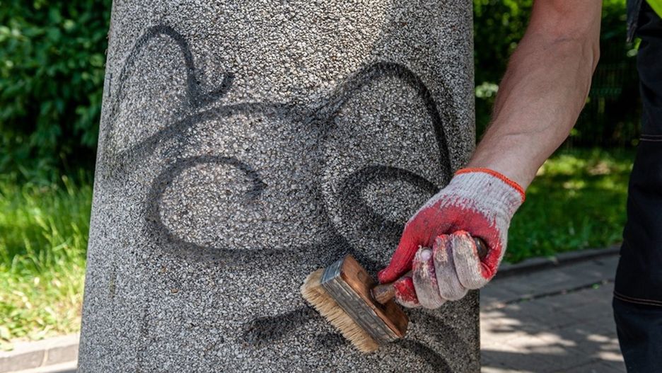 Warszawa. Służby porządkowe usuwają napisy