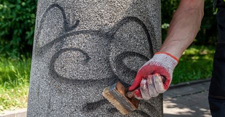 Warszawa. Walka z wandalizmem. Czyszczą pomazane kosze i wiaty
