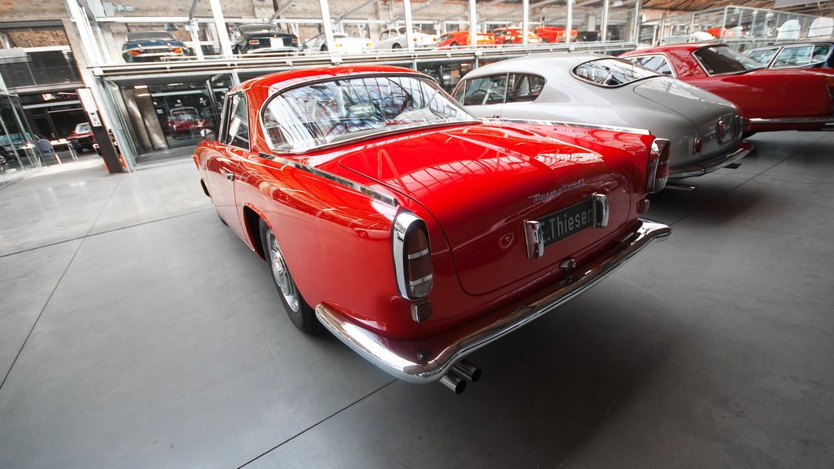 Drewno, klasyki, szklane klatki z egzotykami... kwintesencja Meilenwerku.