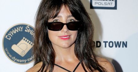 Laura Samojłowicz i jej RYZYKOWNY DEKOLT wdzięczą się do obiektywów paparazzi na premierze książki Ewy Minge (ZDJĘCIA)