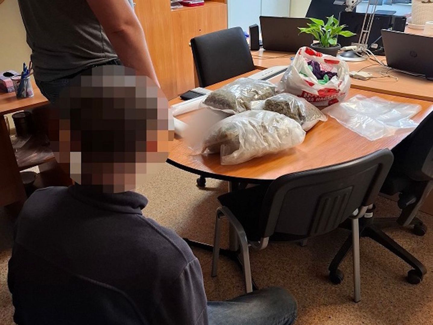 Pomorskie. Chcieli jak najszybciej sprzedać ponad 3 kg narkotyków. Nie zdążyli, bo namierzyli ich policjanci